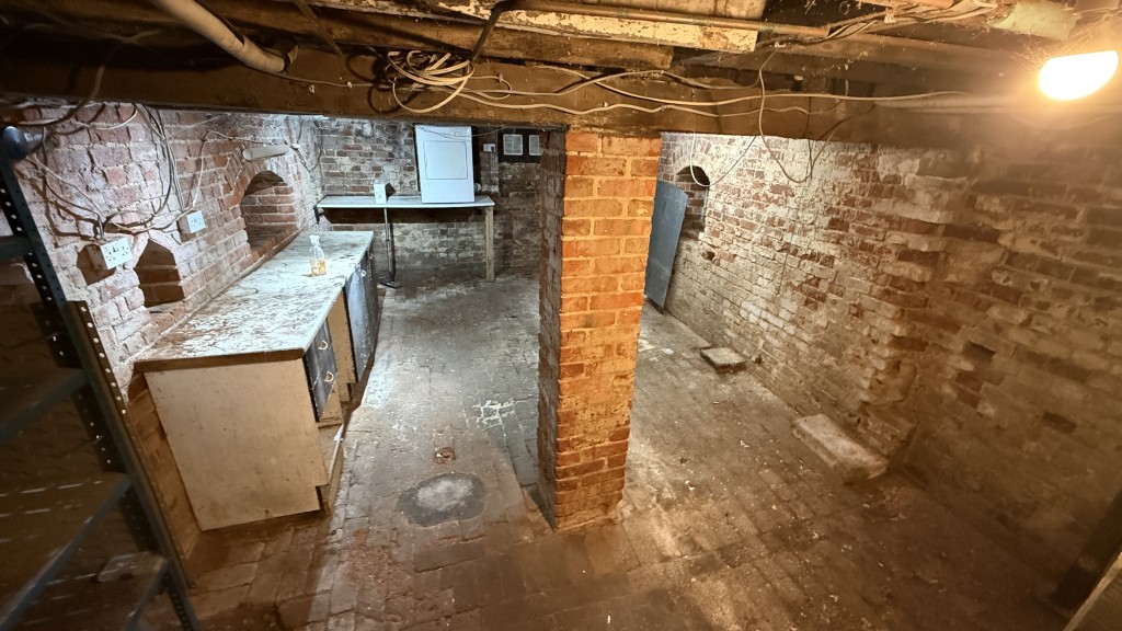 Lot: 130 - SUBSTANTIAL PERIOD PROPERTY WITH MULTIPLE BUILDINGS REQUIRING REFURBISHMENT - Internal image of main house basement